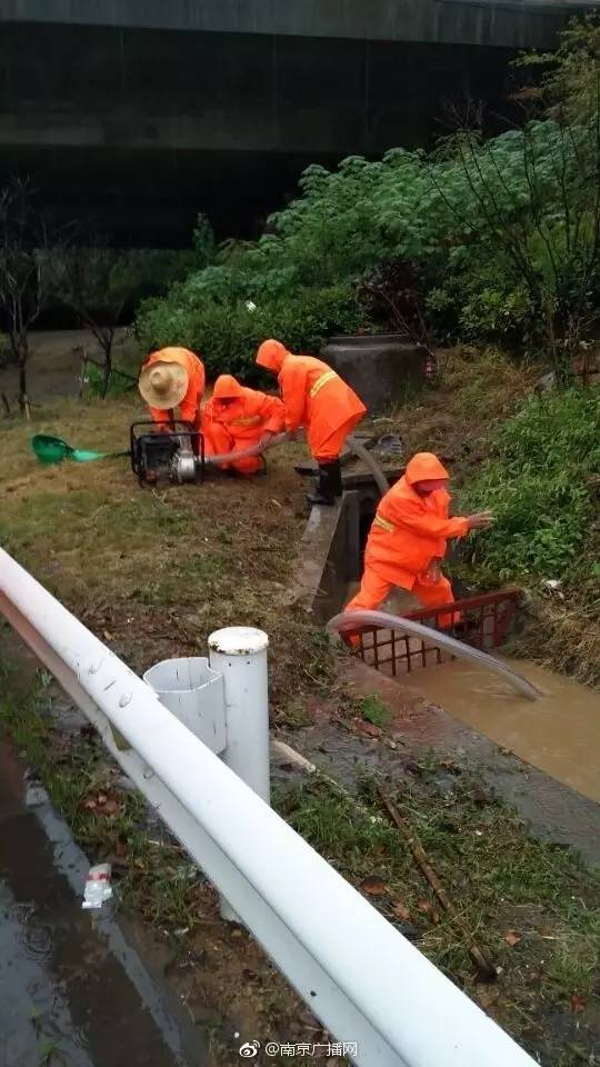 今早,刷爆朋友圈的除了大雨,还有这样一群人!