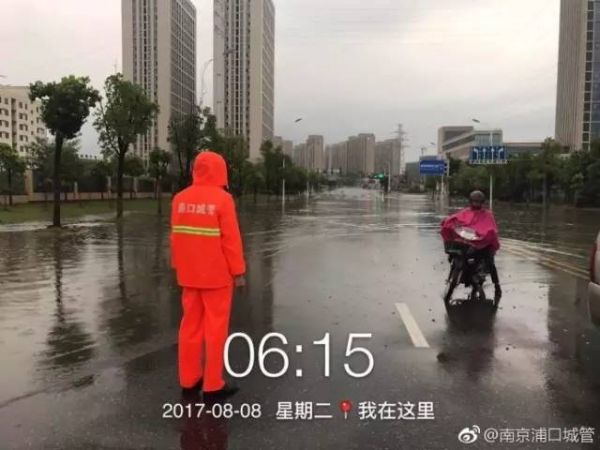 今早,刷爆朋友圈的除了大雨,还有这样一群人!