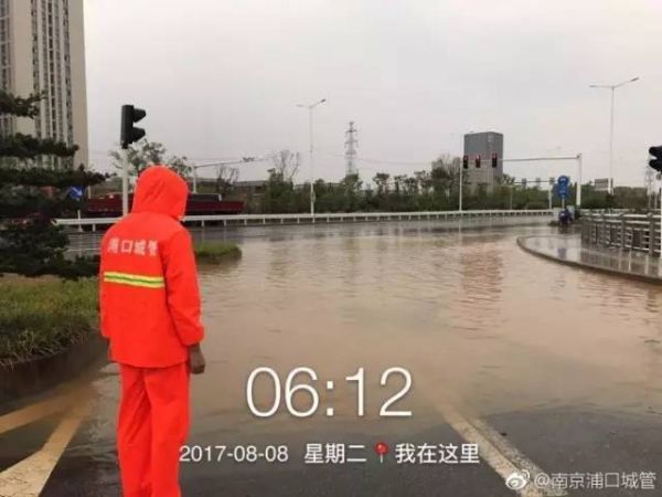 今早,刷爆朋友圈的除了大雨,还有这样一群人!