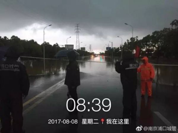 今早,刷爆朋友圈的除了大雨,还有这样一群人!