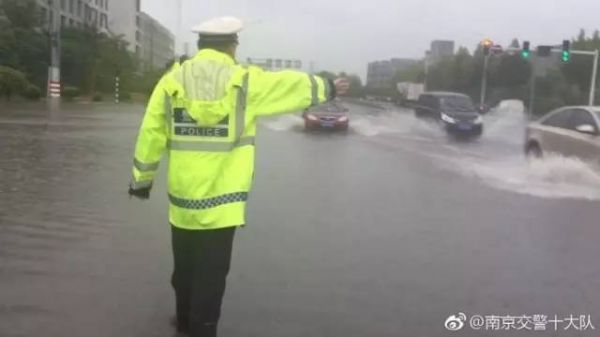 今早,刷爆朋友圈的除了大雨,还有这样一群人!