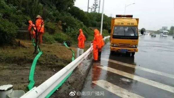 今早,刷爆朋友圈的除了大雨,还有这样一群人!