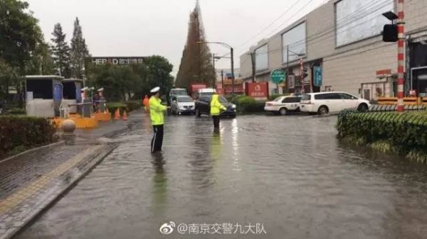 今早,刷爆朋友圈的除了大雨,还有这样一群人!