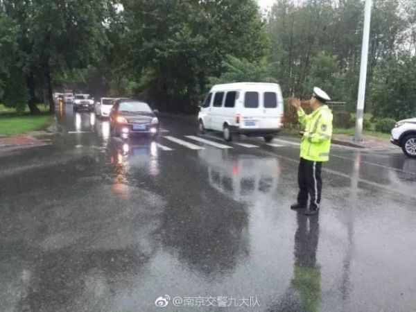 今早,刷爆朋友圈的除了大雨,还有这样一群人!
