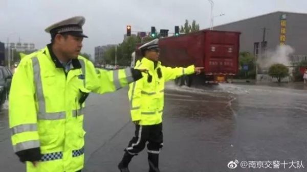 今早,刷爆朋友圈的除了大雨,还有这样一群人!