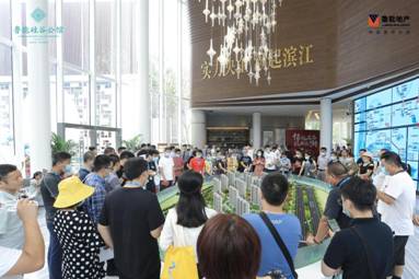 千人挤爆售楼处！南京最“潮”示范区首亮相，成全城焦点