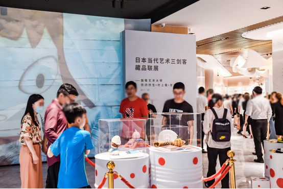 就在本周六！草间弥生周边、村上隆哆啦A梦公仔....王一博都在追的艺术周边！都在这里了！！