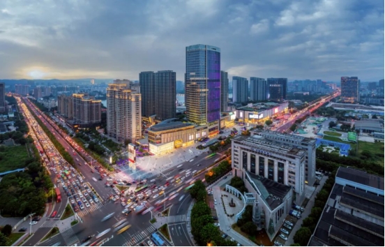太燃了，江宁这家神盘再次吸引上千组客户报名抢房，缔造逆市热销神话！