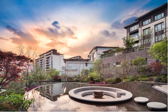 太燃了，江宁这家神盘再次吸引上千组客户报名抢房，缔造逆市热销神话！